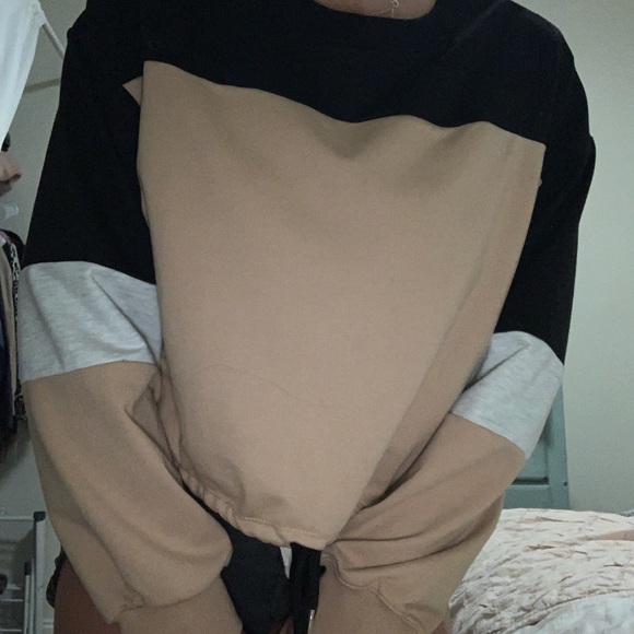 Cute cropped sweatshirt! - Picture 3 of 3